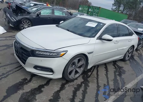 2018 Honda Accord Touring z USA, uszkodzony, nr VIN 1HGCV1F96JA117136